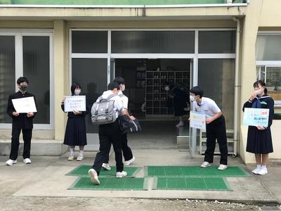 学年委員と生活委員による朝のあいさつ運動の様子
